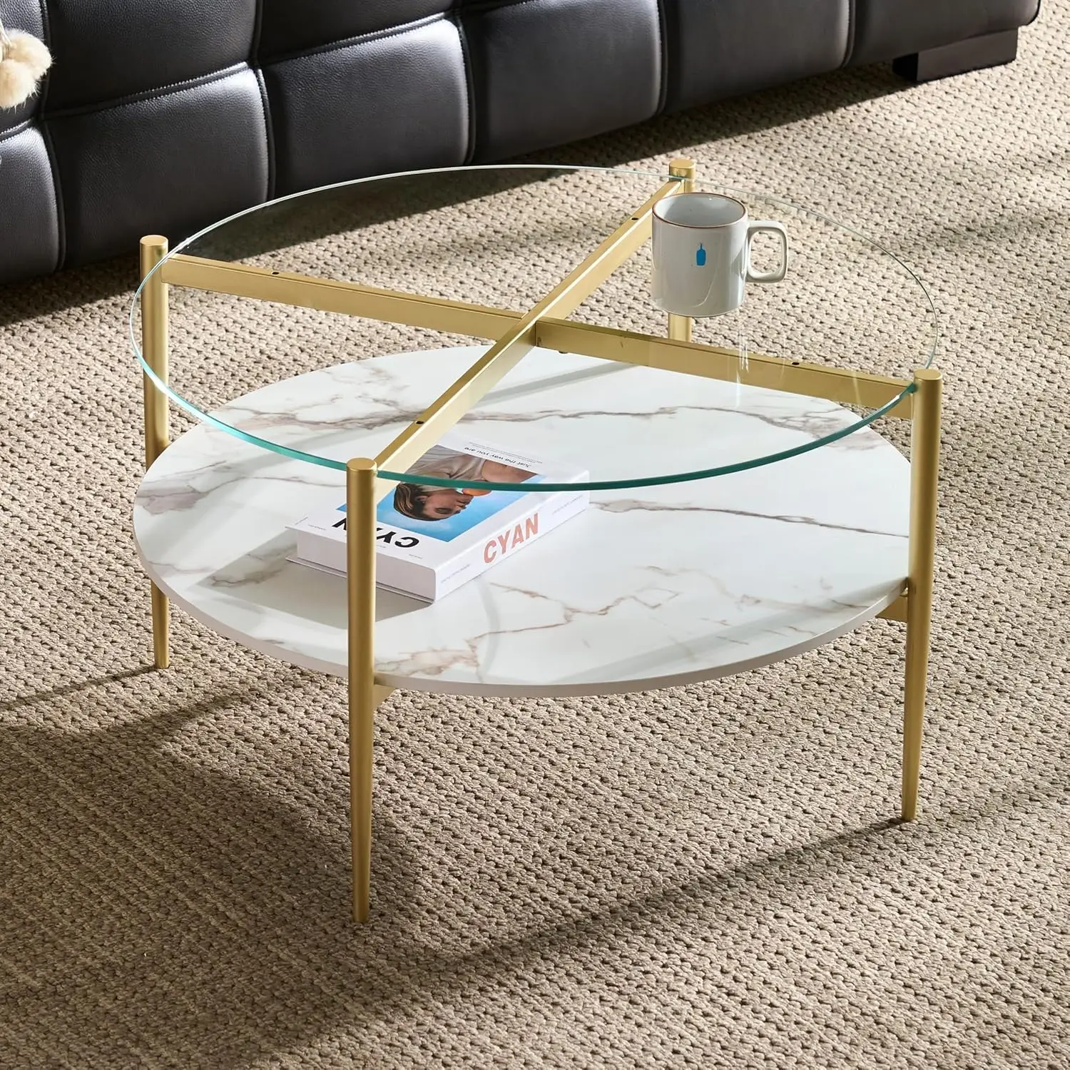 

Журнальный столик в стиле Mid-Century Modern с закаленным стеклянным верхом и полкой из белого мраморного МДФ, ножки с золотистым покрытием для гостиной