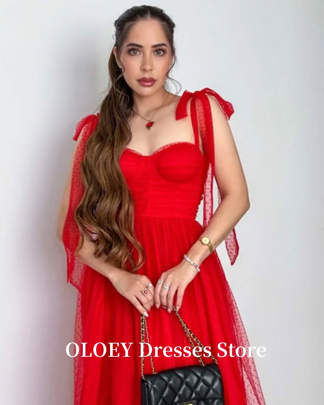 فساتين الحفلات المسائية من OLOEY باللون الأحمر منقط من التل على شكل قلب وأشرطة قابلة للتعديل على شكل قلب فساتين حفلات متدرجة لالتقاط الصور حسب الطلب