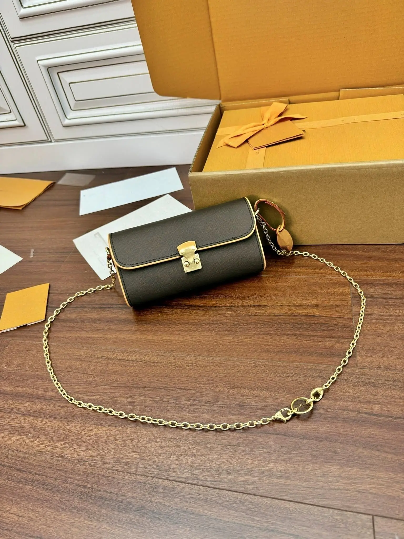 Elegant Women Mini Cylindrical Flap Shoulder Bag Contrast Edge PU Leather Metal Chain Strap Lock Closure Fashion Crossbody Bag