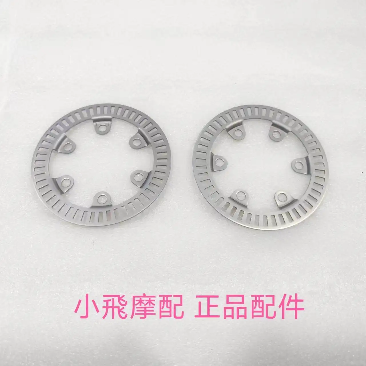 

Комплектующие для Benelli TRK 702/702X: Ведущая звезда (коронная шестерня) переднего колеса с ABS-датчиком и спицами