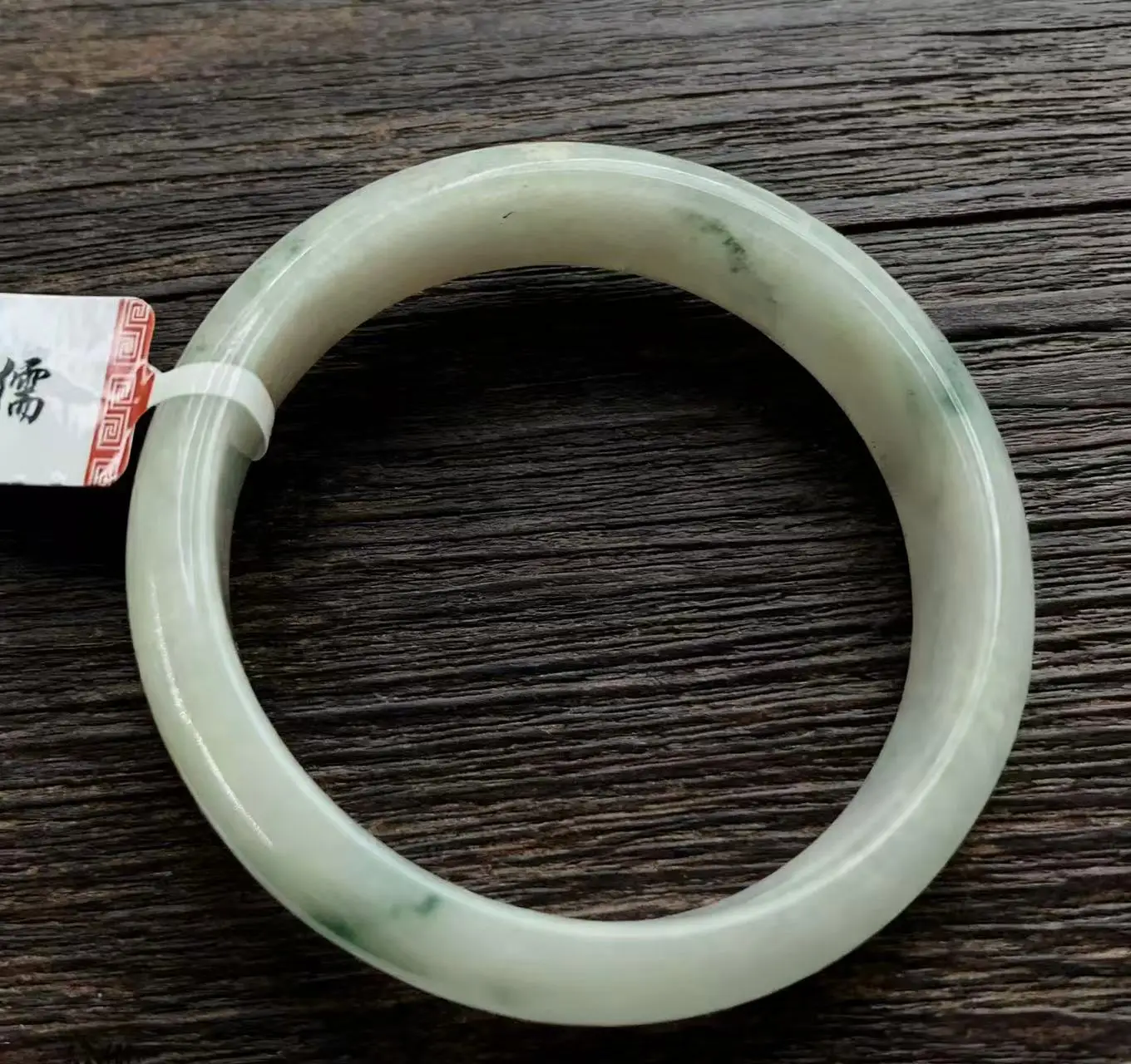 

Реалистичная стрельба большого браслета из зеленого нефрита диаметром 566 мм.