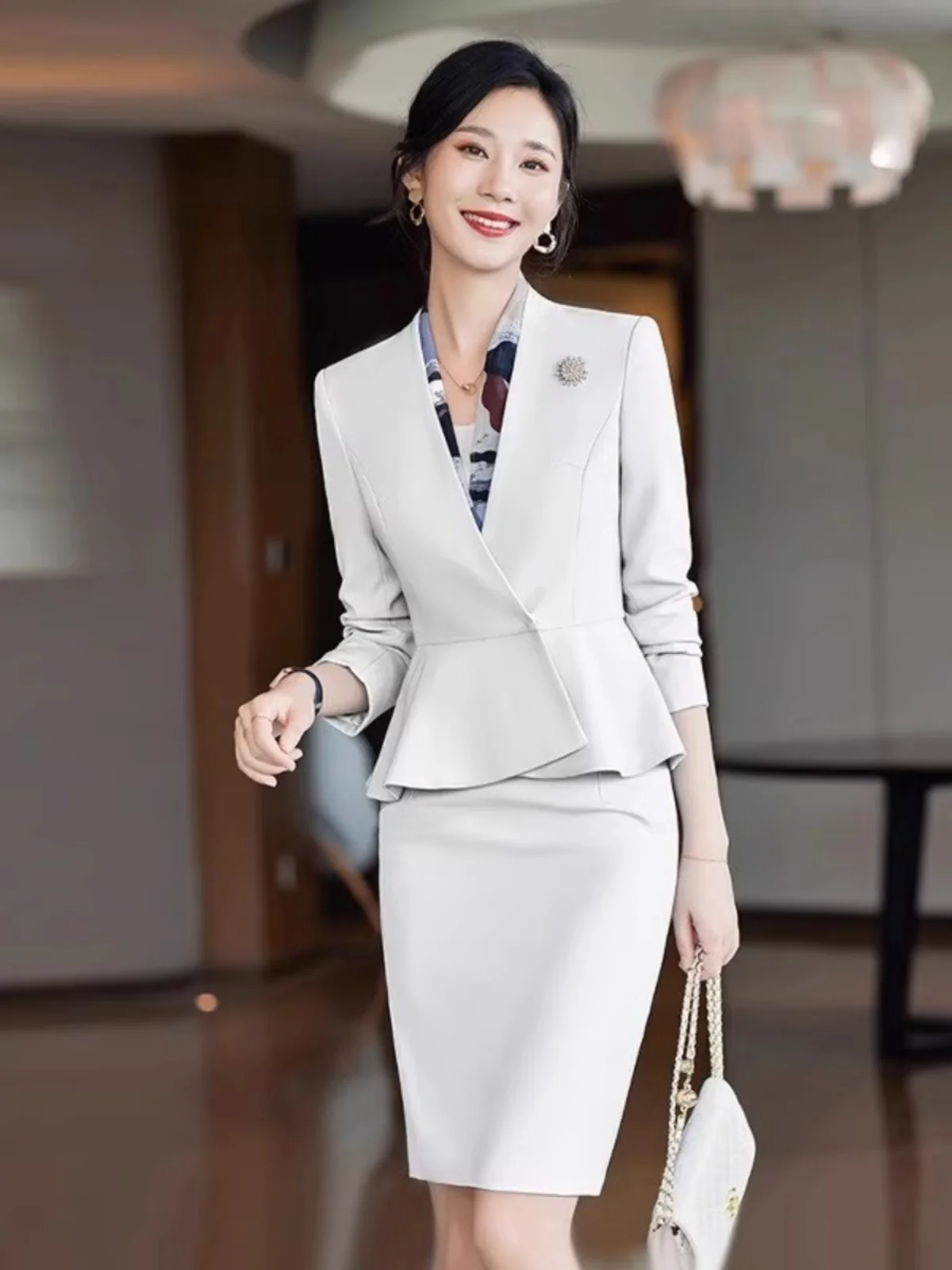 

Белый костюм, женский весенне-осенний костюм с юбкой Faion Host, элитный отель Beau Salon, стойка регистрации, работает2020