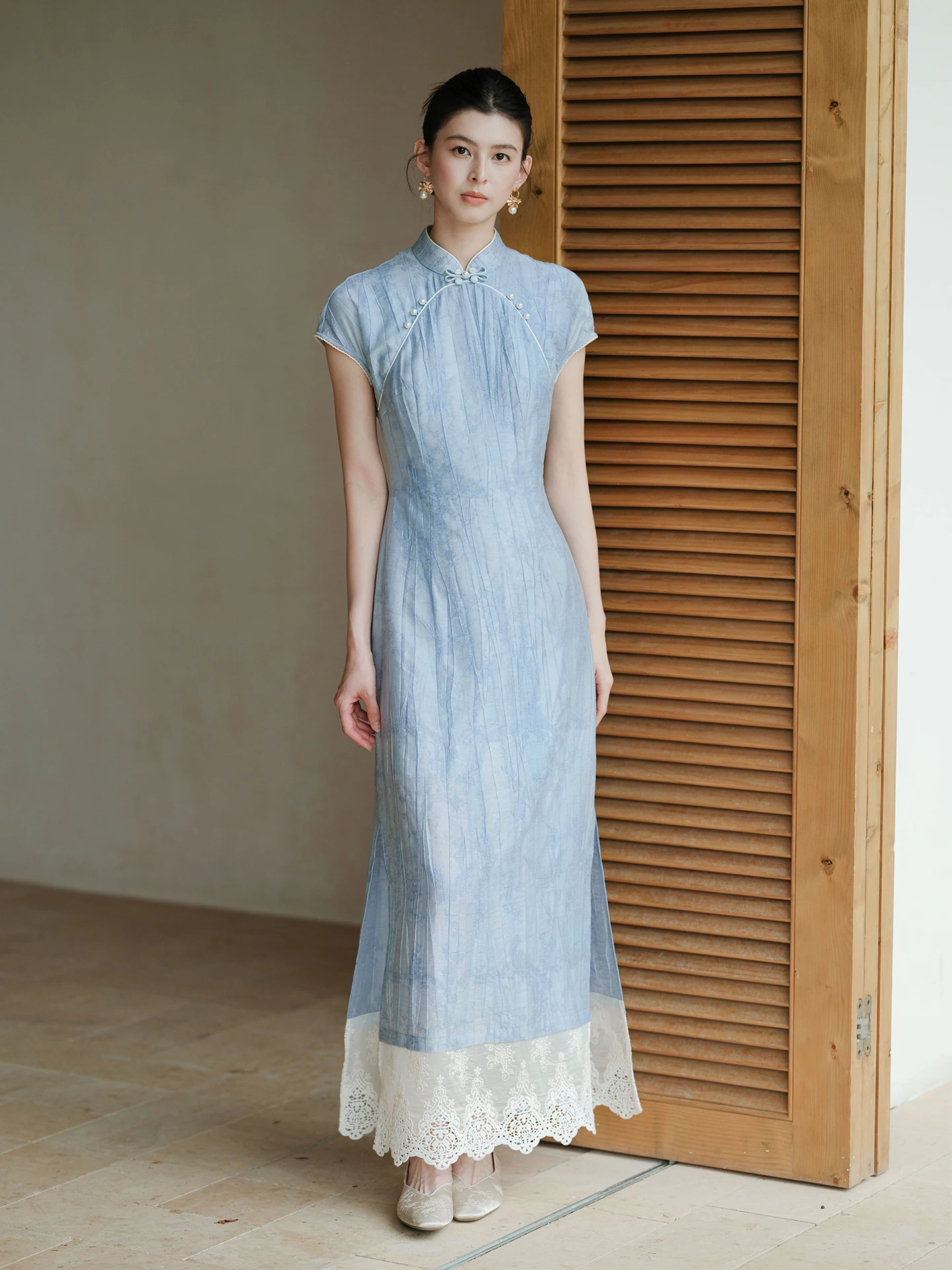 

Новое китайское женское платье-ципао с длинной юбкой, низким разрезом и коротким рукавом, летнее, 2025, художественное, из тонкой вискозы и нейлона