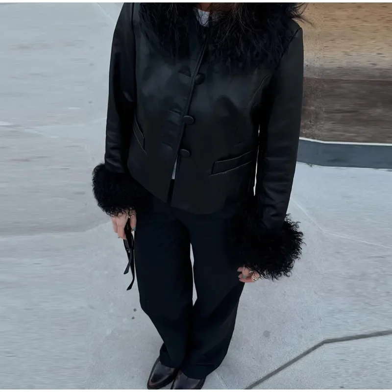 Damen-Oberbekleidung mit Pelzkragen, Pelz- und Leder-Spleiß, Lederjacke, Pelzmanschette, schmal geschnittene Jacke, Biker-Stil, schlankmachendes Design – Detail 5