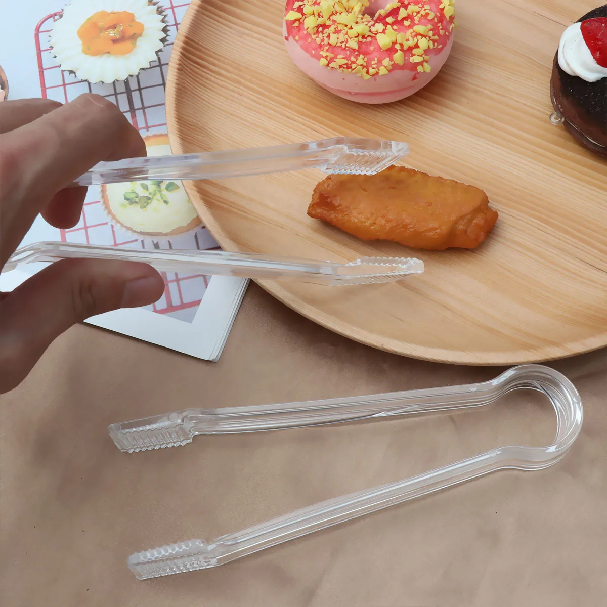 

2pcs Ice Tongs Clear Acrylic Anti Skid Wave Clamping Kitchen Tool Serving Desserts Fruits Vegetables Salads Buffet Catering