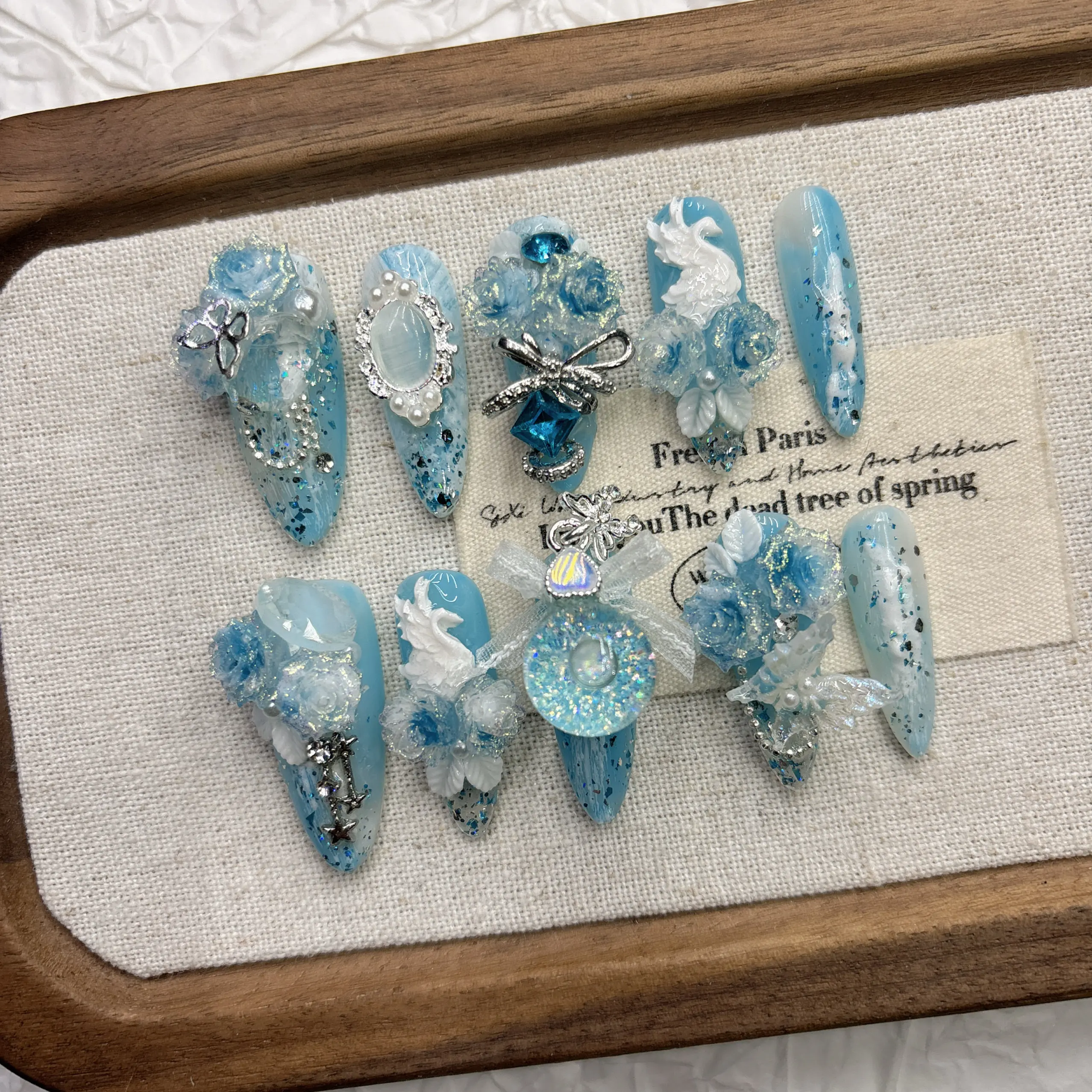 

Накладные ногти Ice Blue Fantasy Swan Butterfly, очень длинные, тип «стилет», 3D, с кристаллами, розами, жемчужной цепочкой, сверхпрочные, ручной работы, сказочные, роскошные