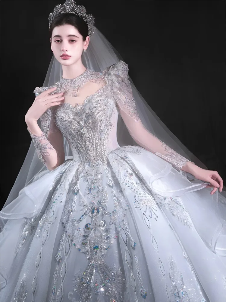 A new elegant and fashionable heavy tailline dress