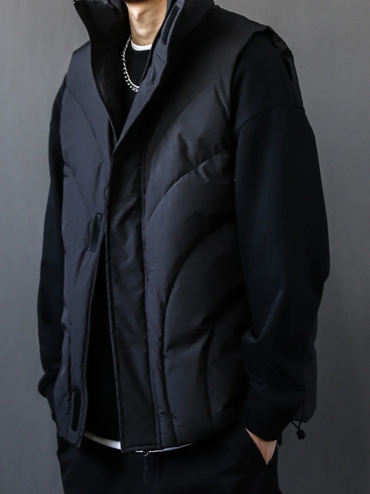 

Мужской пуховый жилет 90% пух, белый, с нерегулярной структурой, теплый, молодежный, на молнии, модный цвет