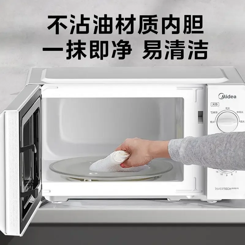 Il forno a microonde domestico Midea è un giradischi meccanico leggero e a cinque velocità che riscalda uniformemente il forno a microonde portatile