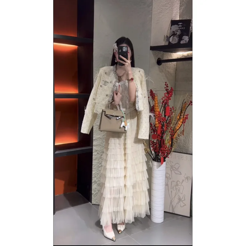 ملابس خارجية كاجوال مستديرة Ne Dr مع تفاصيل ريش، مادة صوفية من نسيج مخملي عالي الخصر للنساء #1