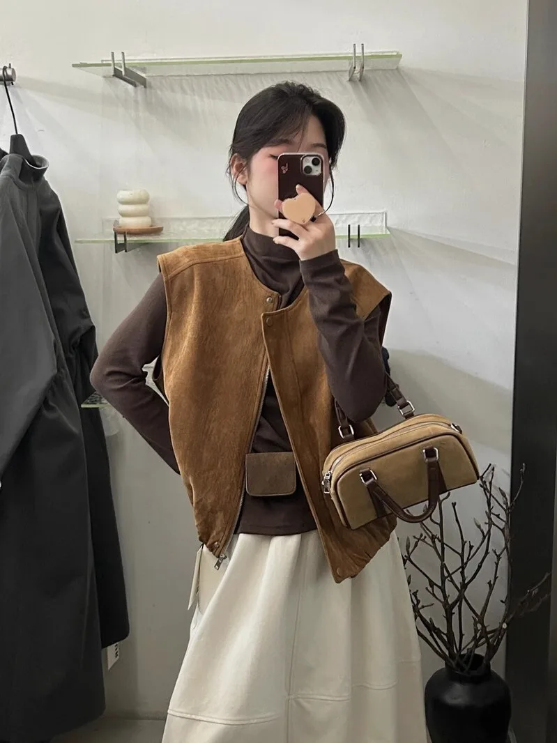 

Американский ретро-жилет из замши для женщин, свободный крой, осенняя новинка, повседневный стиль, круглый вырез, молния, чистый стиль...