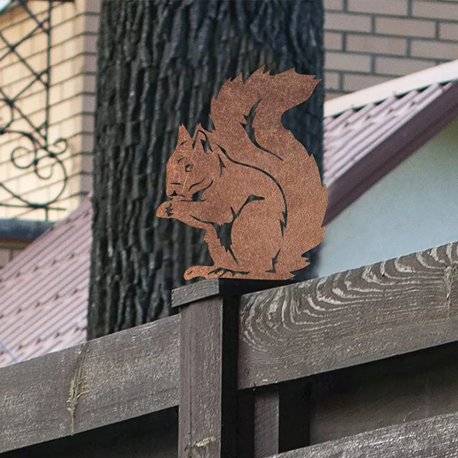 Retro Rust Wind Wrought Iron Carving Squirrel Ornaments and Bringing Traces of Time To The Garden