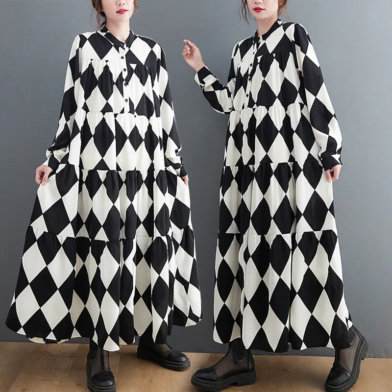 

Осеннее свободное женское платье в черно-белую клетку с длинным рукавом