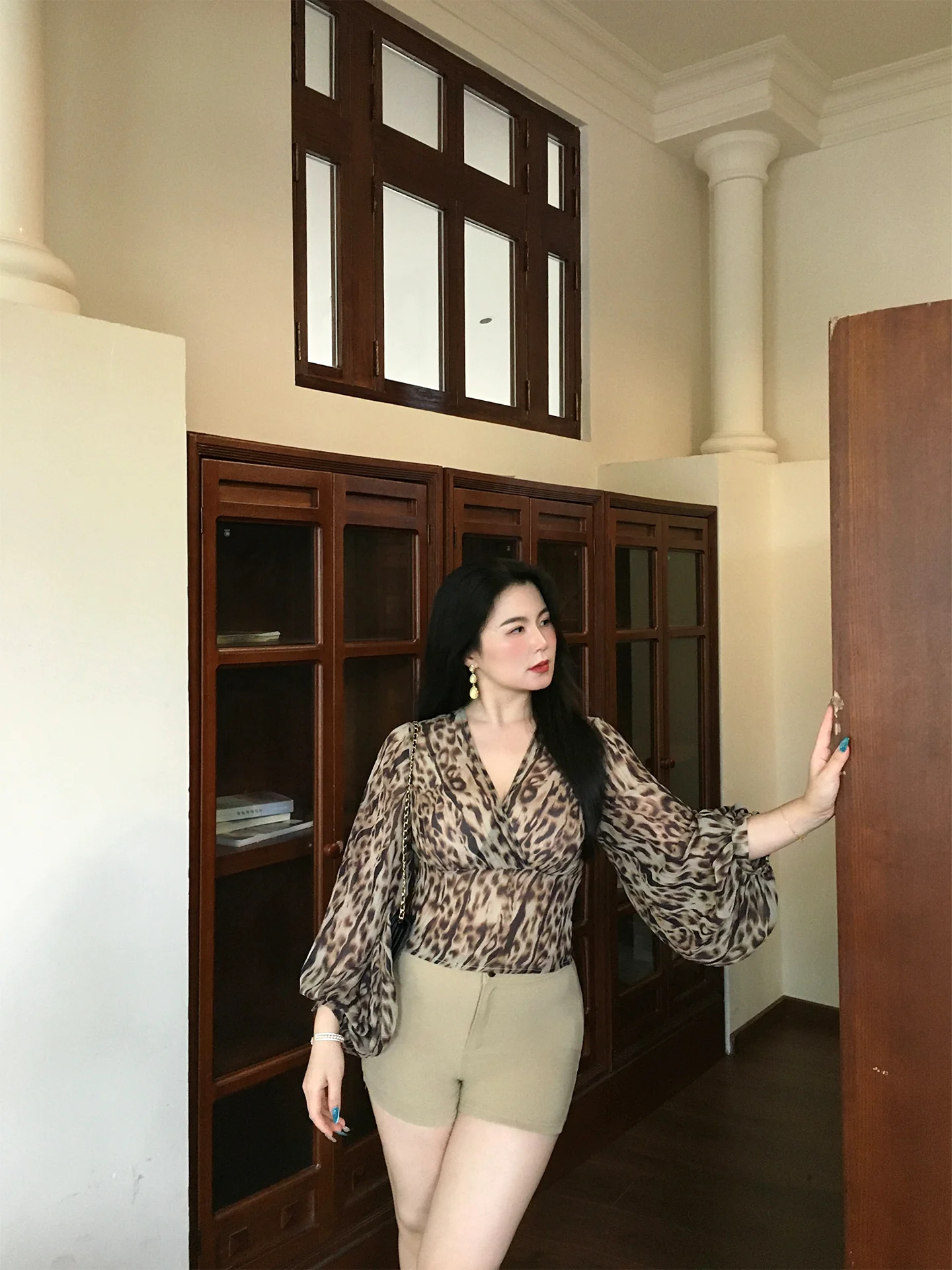 

Женская блузка Ml Jasmine больших размеров, летняя коллекция 2025, новая, из шифона, с леопардовым принтом, V-образным вырезом, длинными рукавами, приталенная, с завязками на талии, в стиле Sweet S...