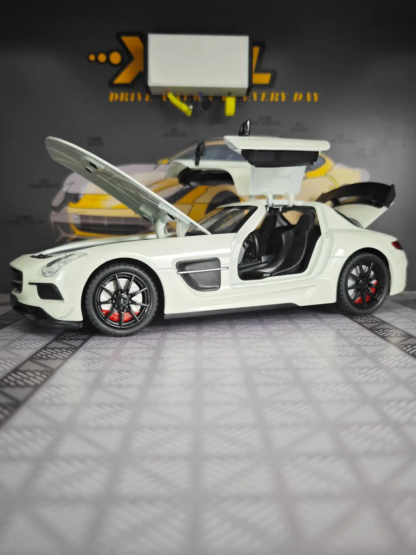 1:24 SLS AMG, modelo de coche deportivo de aleación, puertas de coche y capó de motor, el maletero se puede abrir como regalo de cumpleaños para amigos