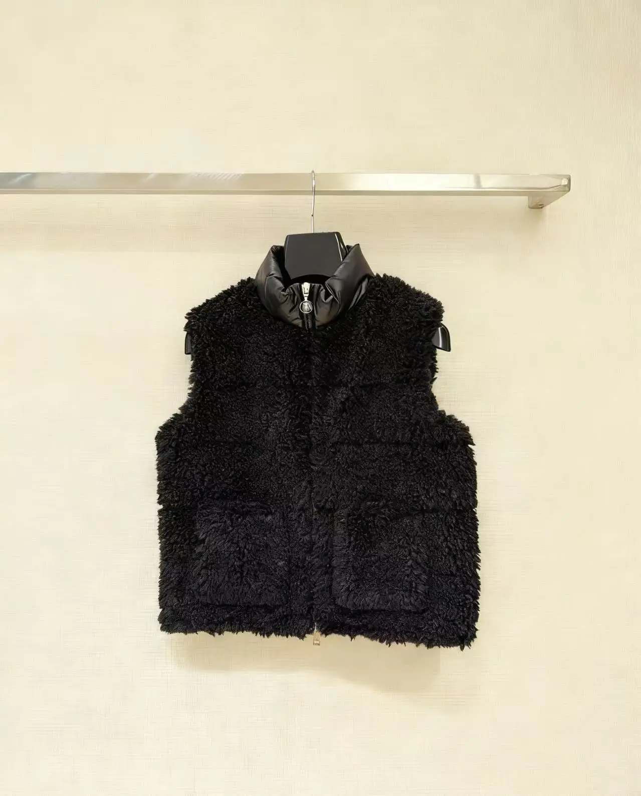 

2025 women top quality Padded collar sleeveless jacket with pocket, short style, down and feather lined coat