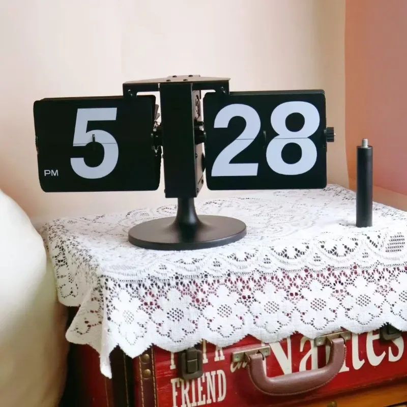 New European automatic page turning, retro simple home living room clock, small balance mechanical page turning clock