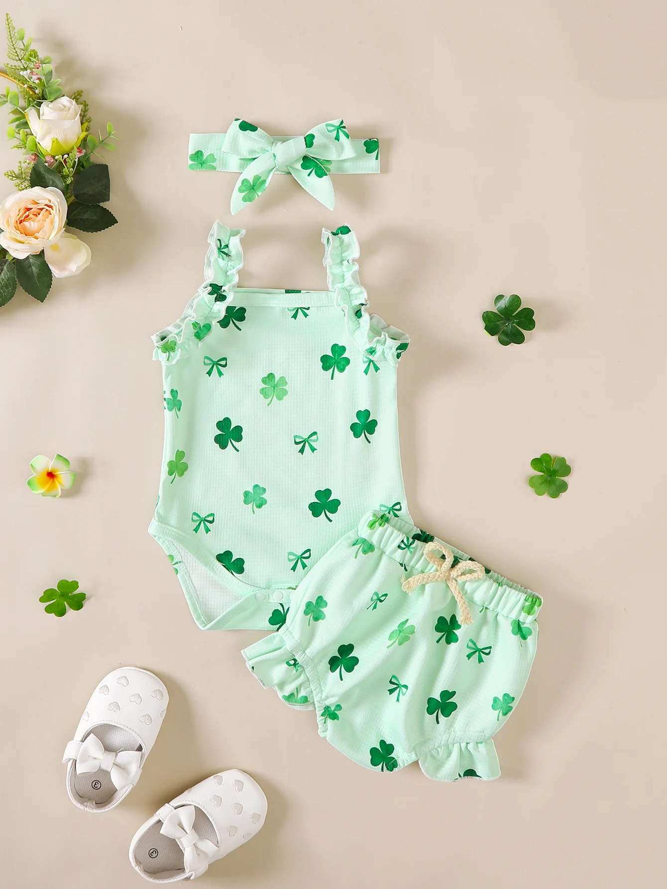 

Baby Girl Lucky Clover Full Print Pattern Ruffle Shorts Set with Headband Infant Clothing Ensemble