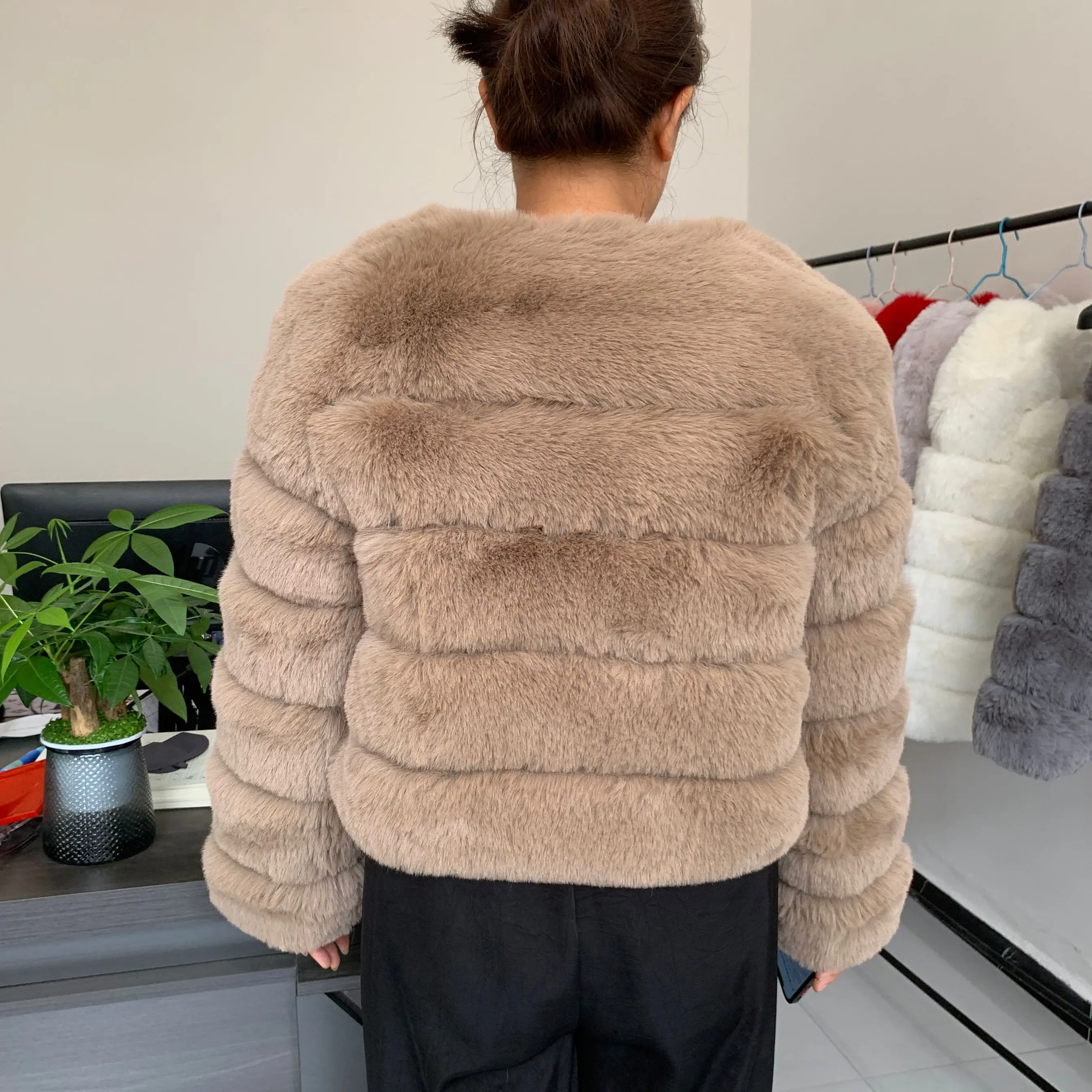 Damen Mode Kunstpelzmantel Super Angesagter Herbst Winter Kurzer Kunstfuchspelz Flauschige Jacke Hochwertig 7XL Damen Pelzmäntel – Detail 23