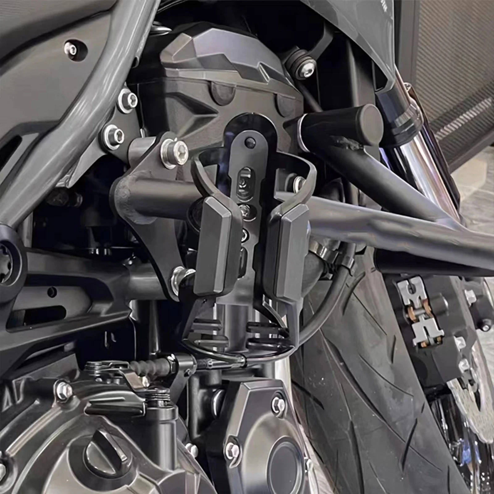 Universele motorfiets bekerhouder standaard montage drank waterfles montage drank bekerhouder gemodificeerde ondersteuning geen ponsen vereist