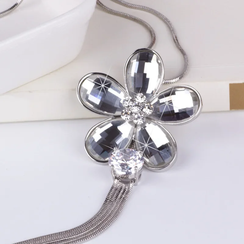 長くファッショナブルな女性用ネックレス アクセサリー、多用途でエレガントな花とタッセルのセーター チェーン