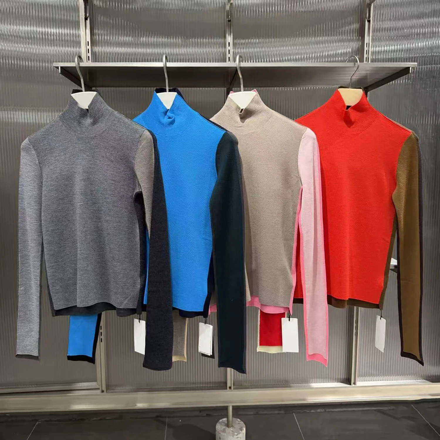 

Элитный женский вязаный свитер с высоким воротником и цветовыми блоками, дизайн Зима 2025, повседневный, стандартный крой, с длинными рукавами