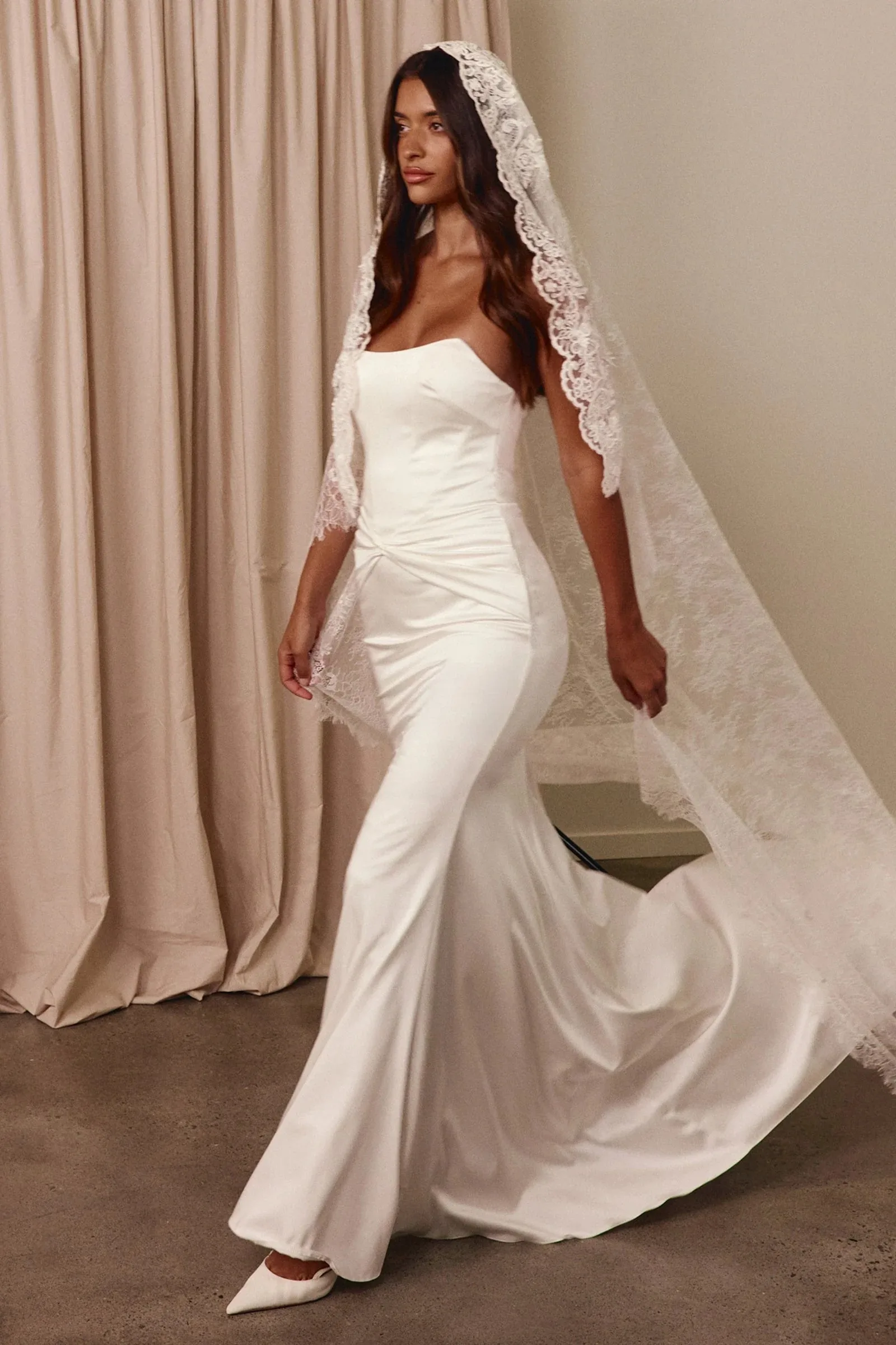Elegant Satin Mermaid Wedding Dress Strapless Ruched Waist Bridal Gown Backless with Buttons Sweep Train Vestido de Noiva 2026
