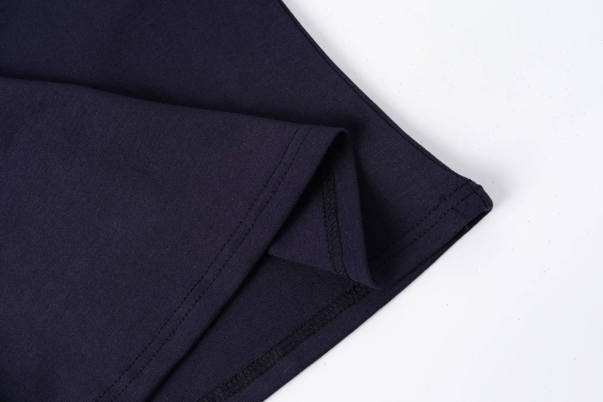Koreanischer Stil Damen Herbst T-Shirt mit gedrehtem Ausschnitt, langen Ärmeln, schrägem Halsausschnitt, schmal geschnitten, gerippt, elegant, lässig, zum Überziehen geeignet. – Detail 8