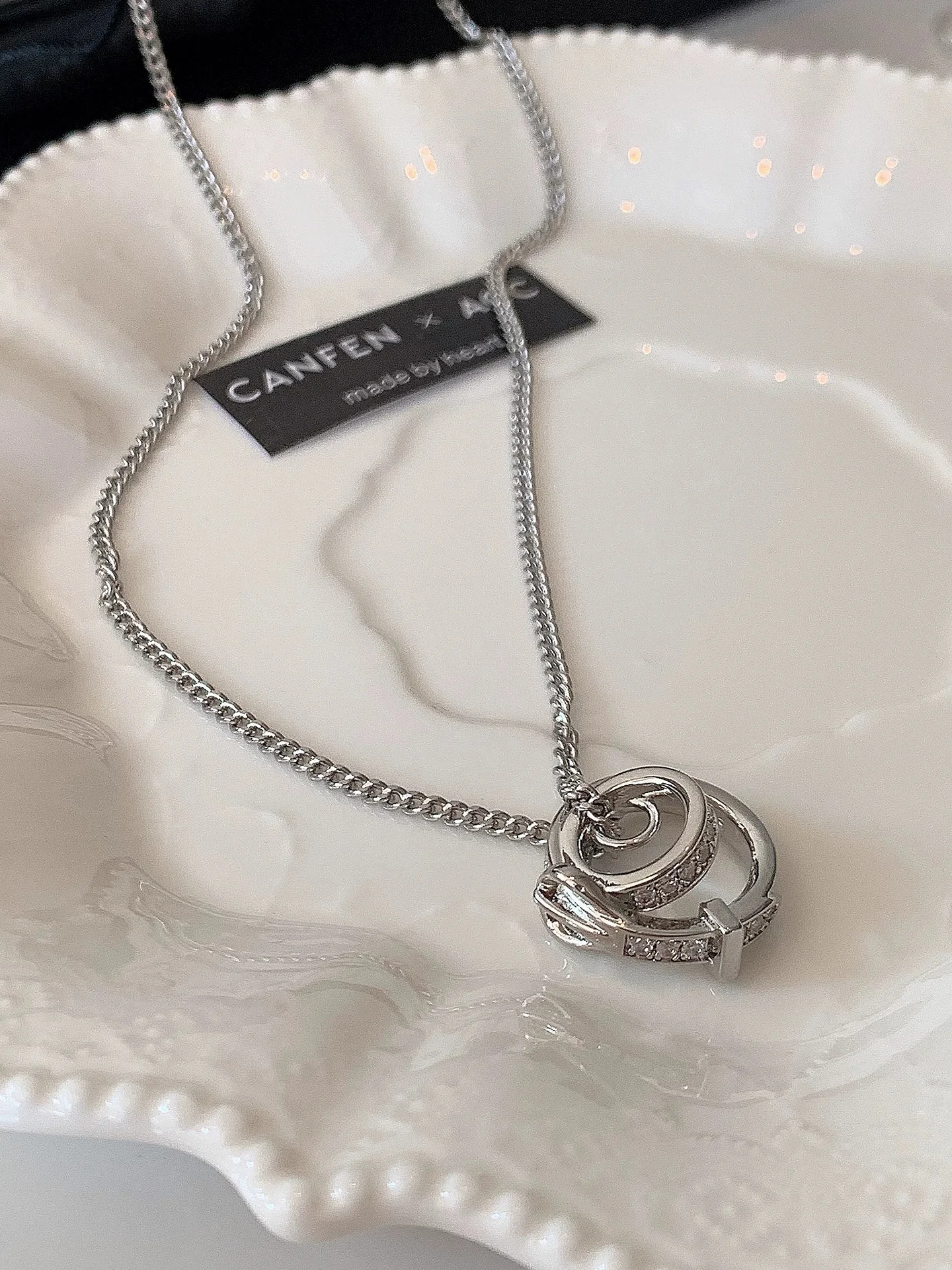 

Fashion Minimalist Double Circle Pendant Necklace for Women Light Luxury Advanced Sense Niche Exquisite Versatile Clavicle Chain