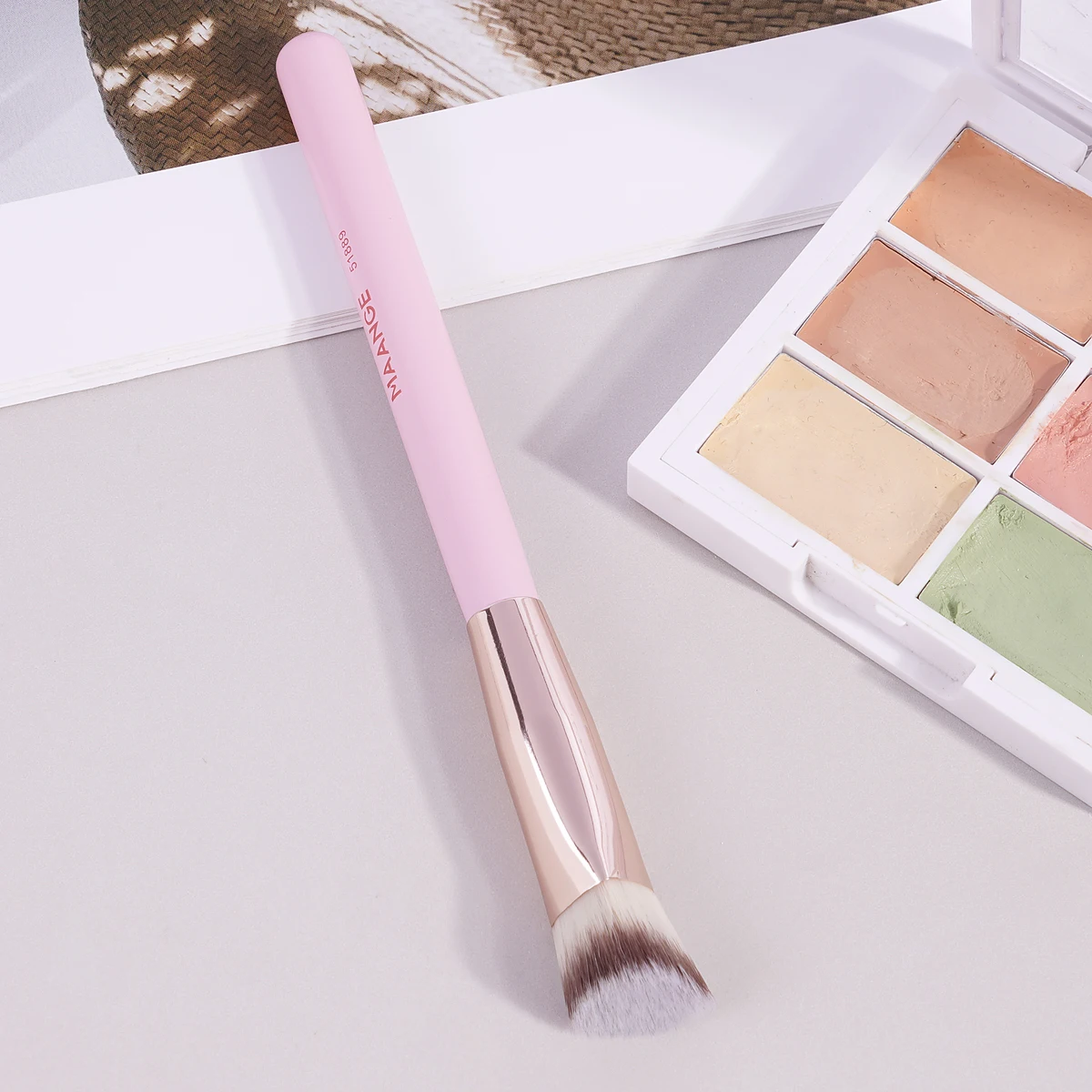 MAANGE Under Eye Concealer Makeup Brush Triangle Foundation Brush for Liquid Cream Blending Concealing Cosmetic Makeup Tools