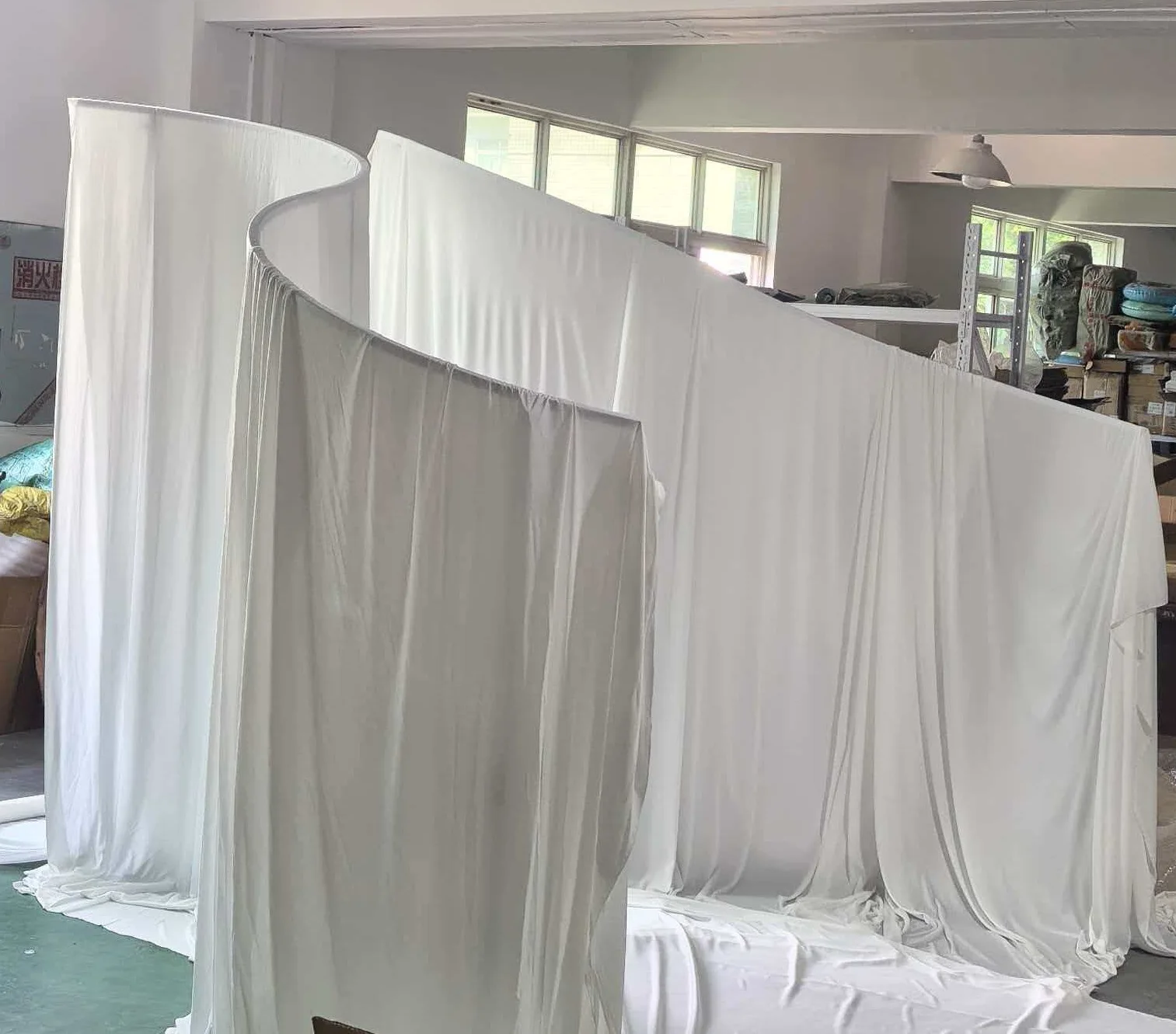 2 Stück Romantische Spiral-Stoffvorhänge Premium-Qualität Bogenförmiger Hintergrund für Hochzeitszeremonien im Freien, Partys, Empfänge und Veranstaltungsortdekoration – Detail 11
