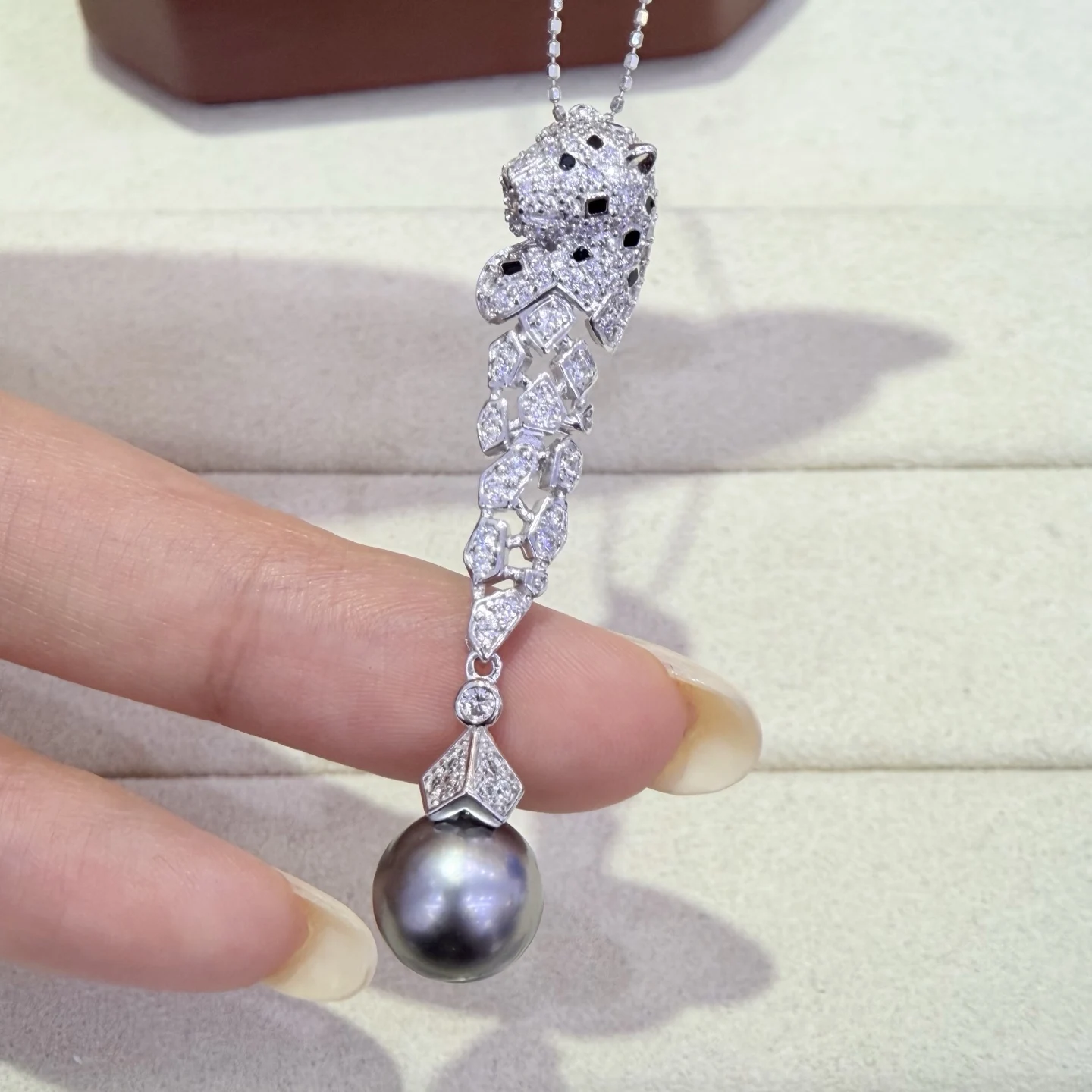 colgante-de-plata-de-ley-s925-con-bano-de-oro-de-18k-y-circonitas-incrustadas-diseno-clasico-extendido-de-leopardo-con-perla