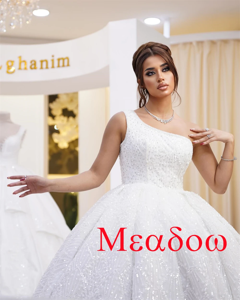 사용자 정의 절묘한 흰색 Organza 웨딩 드레스 고품질 Strapless 한 어깨 민소매 채플 트레인 신부 가운