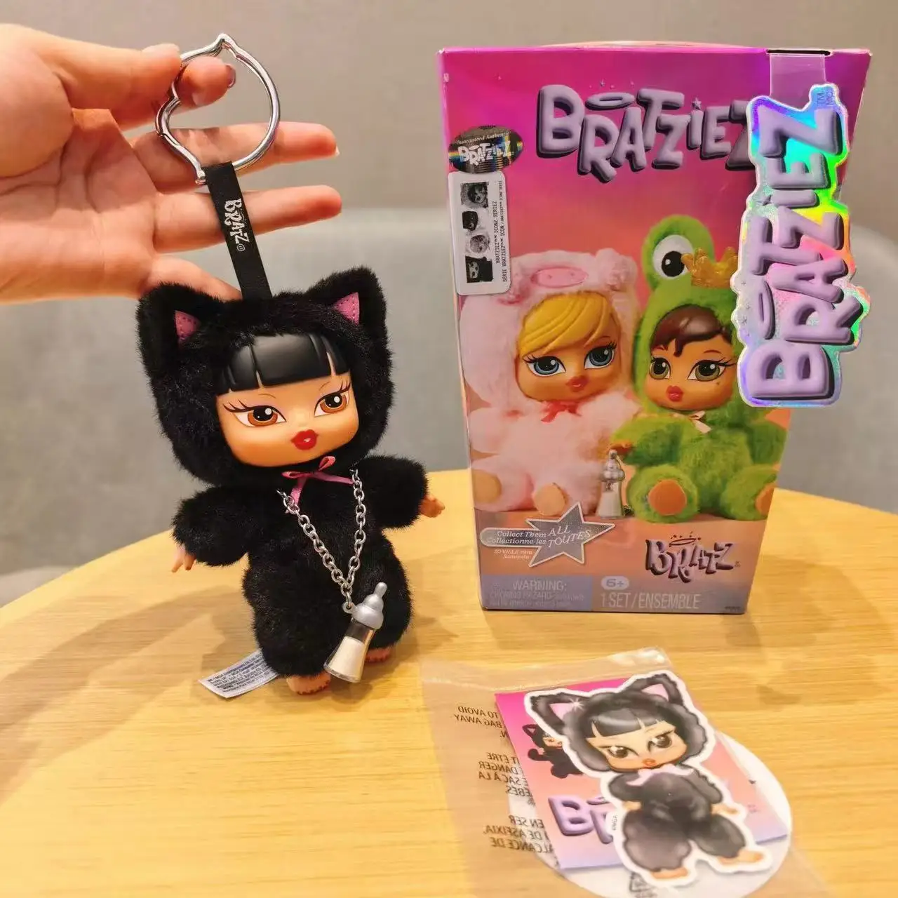 Auténtica Muñeca Bratzz Jade Yasmin Roxxi Spice Secret, Serie Bratziez Iconz, Colgante de Peluche, Llavero, Adorno para Bolso, Caja Sorpresa Misteriosa