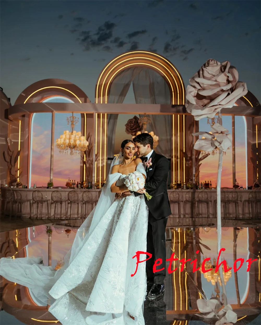 Customized White Organza Wedding Dress Temperament Strapless Off the Shoulder Bridal Gowns Chapel Train Open Back Dresses