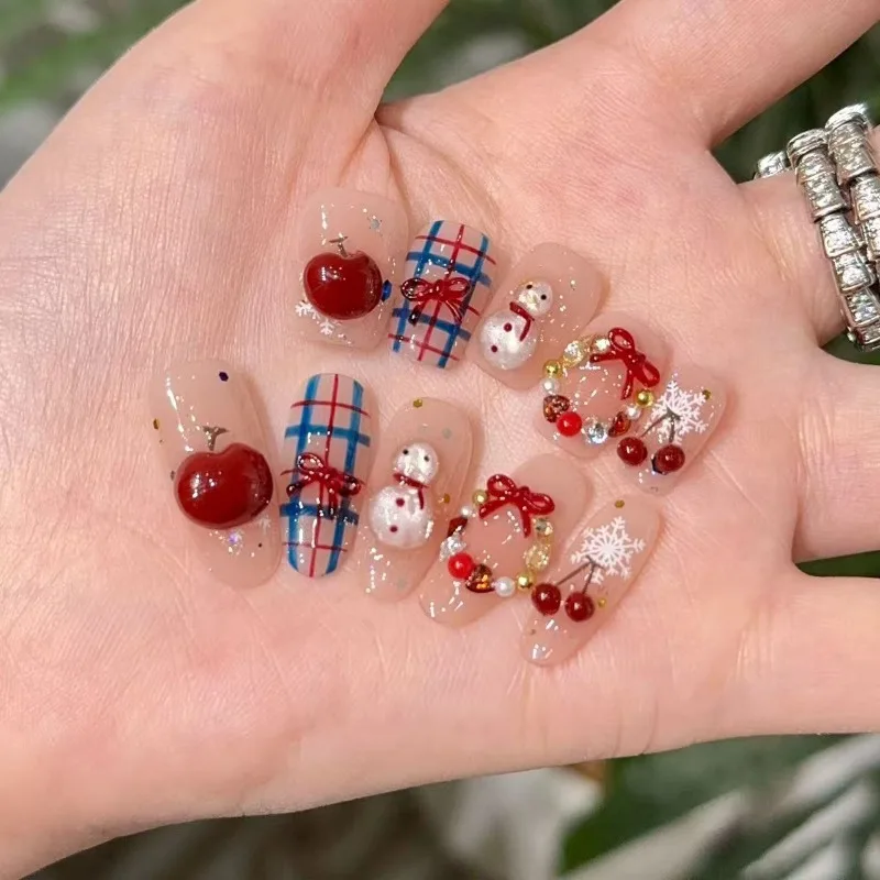 10 stuks Kerst Amandel Druk op Nagels met 3D Apple Sneeuwpop Plaid Cherry Decor Leuke Nep Nagel voor Meisjes & Kind vakantie Nail Art