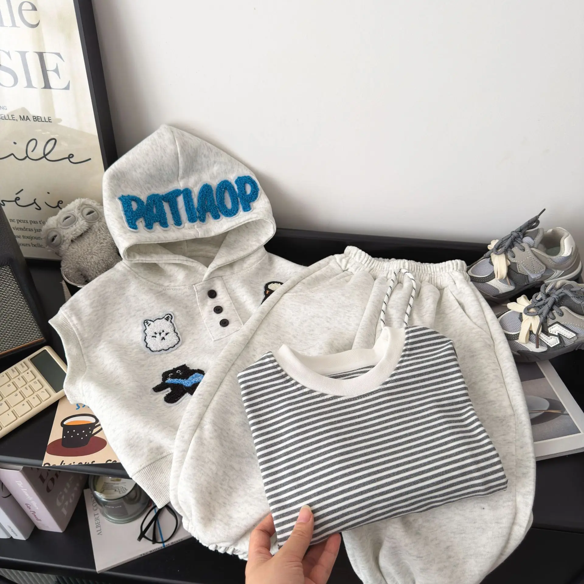2026 Neue Herbst-Babykleidungssets für Jungen und Mädchen, niedliche Cartoon-Patch-Weste mit Kapuze + gestreiftes Langarm-Oberteil + Hose, 3-teiliges lässiges Kinder-Outfit – Detail 5