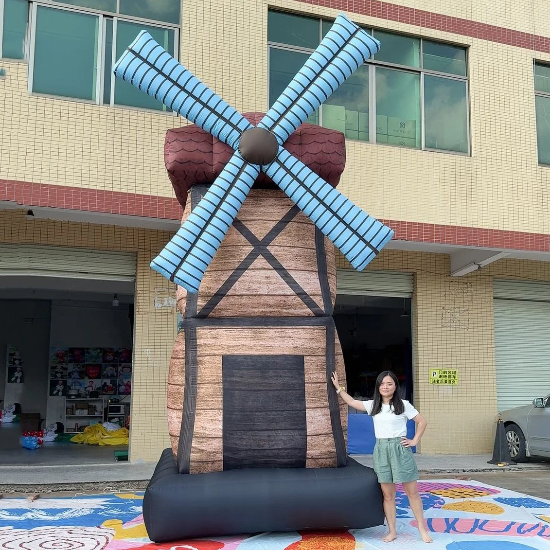 3,5-metrowy gigantyczny dmuchany wiatrak, dom, realistyczny domek, scena do zabawy, dekoracja, montaż, na zewnątrz, na imprezy, reklama