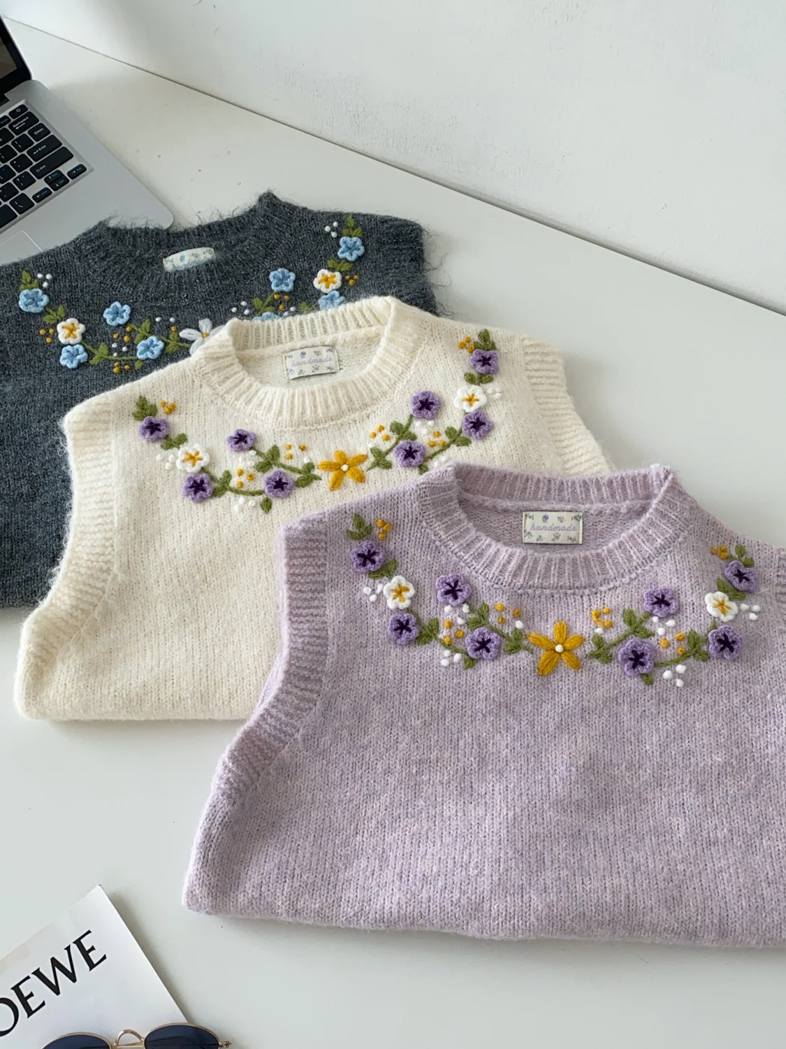 Sweet Gentle Style Knitted Vest Women's Korean V-neck Sleeveless Layering Outerwear Standard Fit City Commute Autumn Fashion