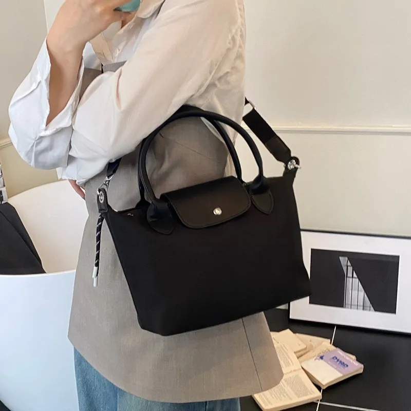 

High-End Solid Color Leather Crossbody Bag Paris Fashion Vintage Clutch Minimalist Tote For Trendy Commuter Women Purse