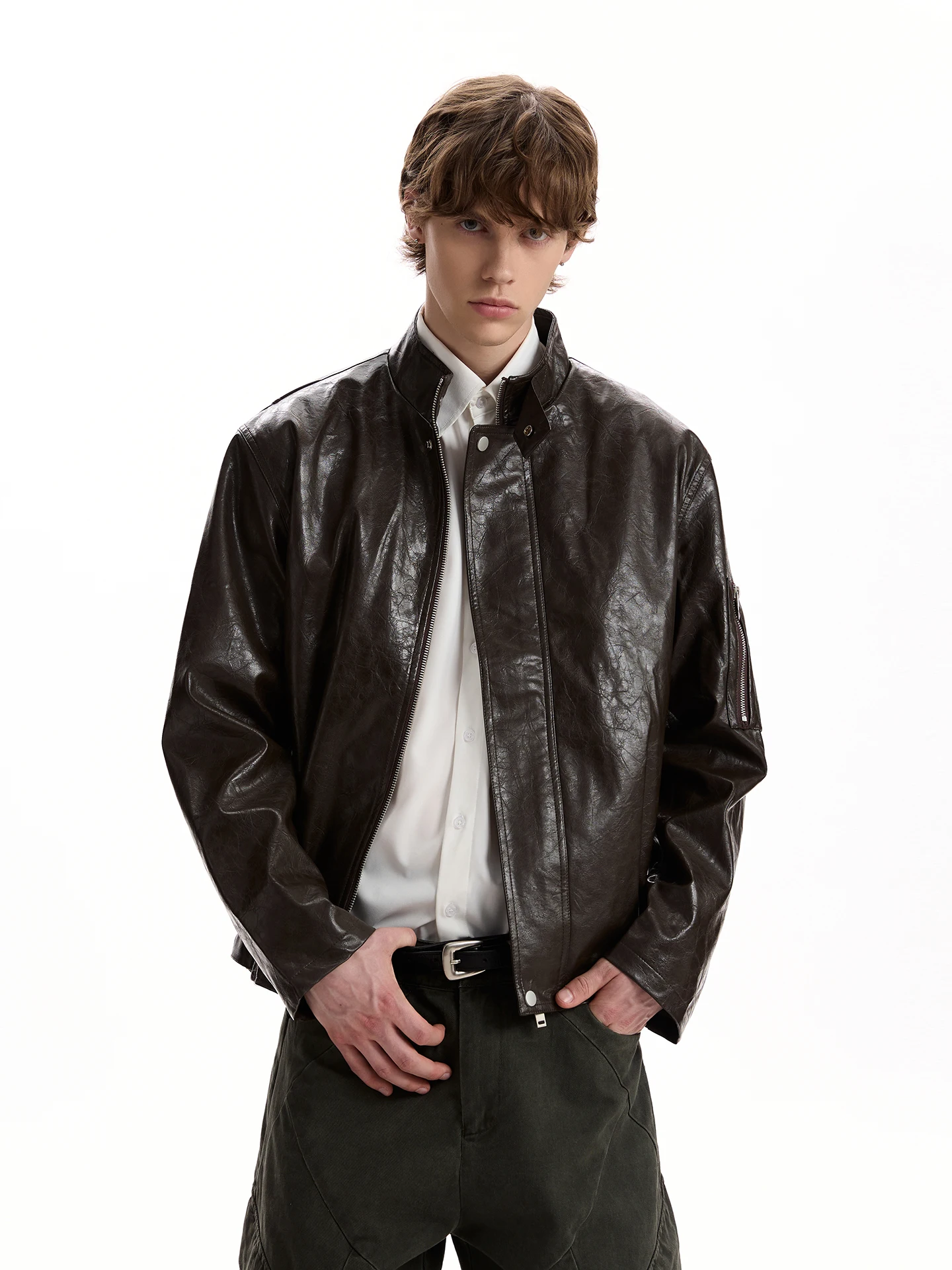 

Американская ретро-куртка из коричневой искусственной кожи с воротником-стойкой, приталенного силуэта, в молодежном стиле, с декоративной молнией, для джинсов