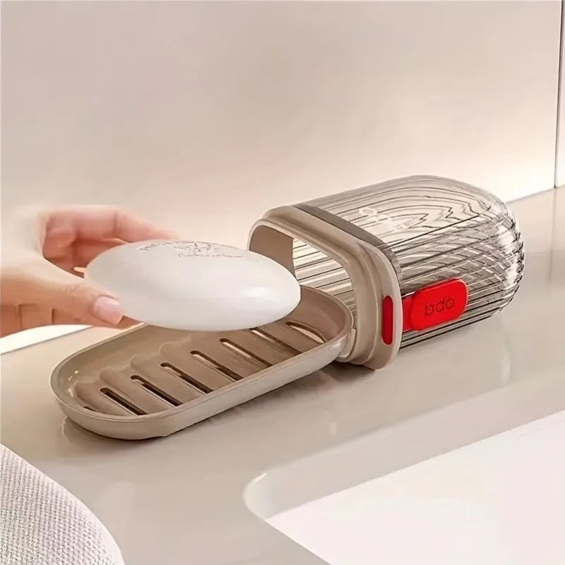 A portable soap box set with a lid，PETThe material is sturdy and durable，Sealed drainage structure design，Moisture-proof, water-