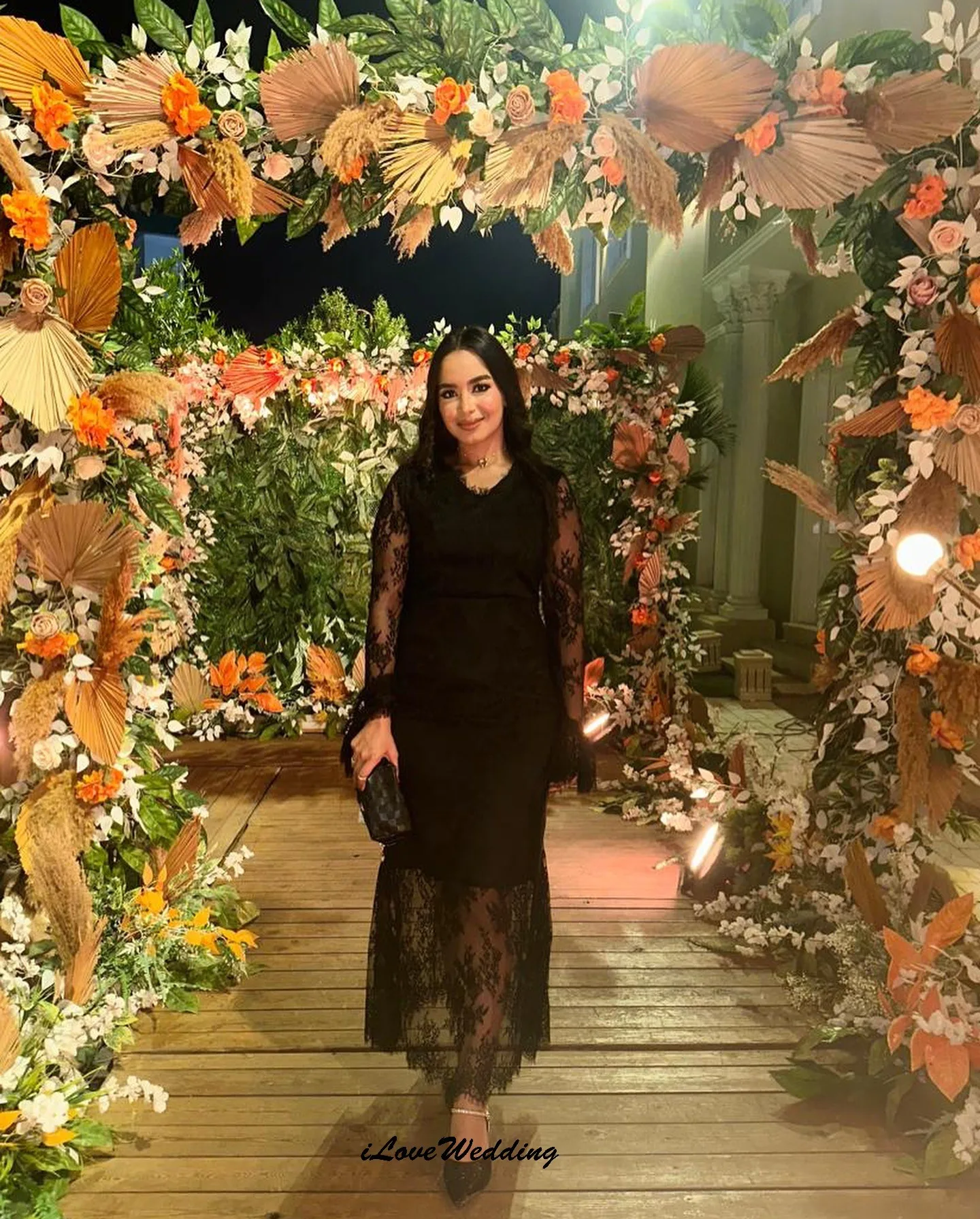 فساتين سهرة أنيقة من الدانتيل الأسود 2025 فساتين لحضور الحفلات الموسيقية المثيرة فستان حفلات الزفاف للنساء ضيف رقبة دائرية فساتين رسمية مخصصة