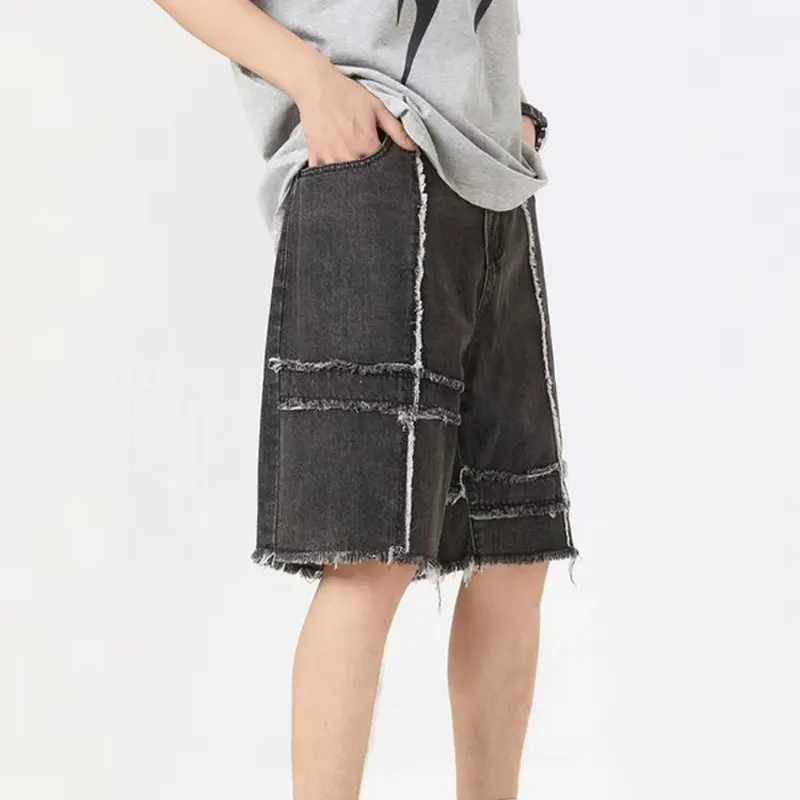 Immagine 6: Pantaloni in denim da uomo con frange e lavaggio effetto invecchiato, stile American Vintage, per un look giovanile e vivace, modello estivo a gamba dritta e vestibilità ampia, lunghezza al ginocchio.