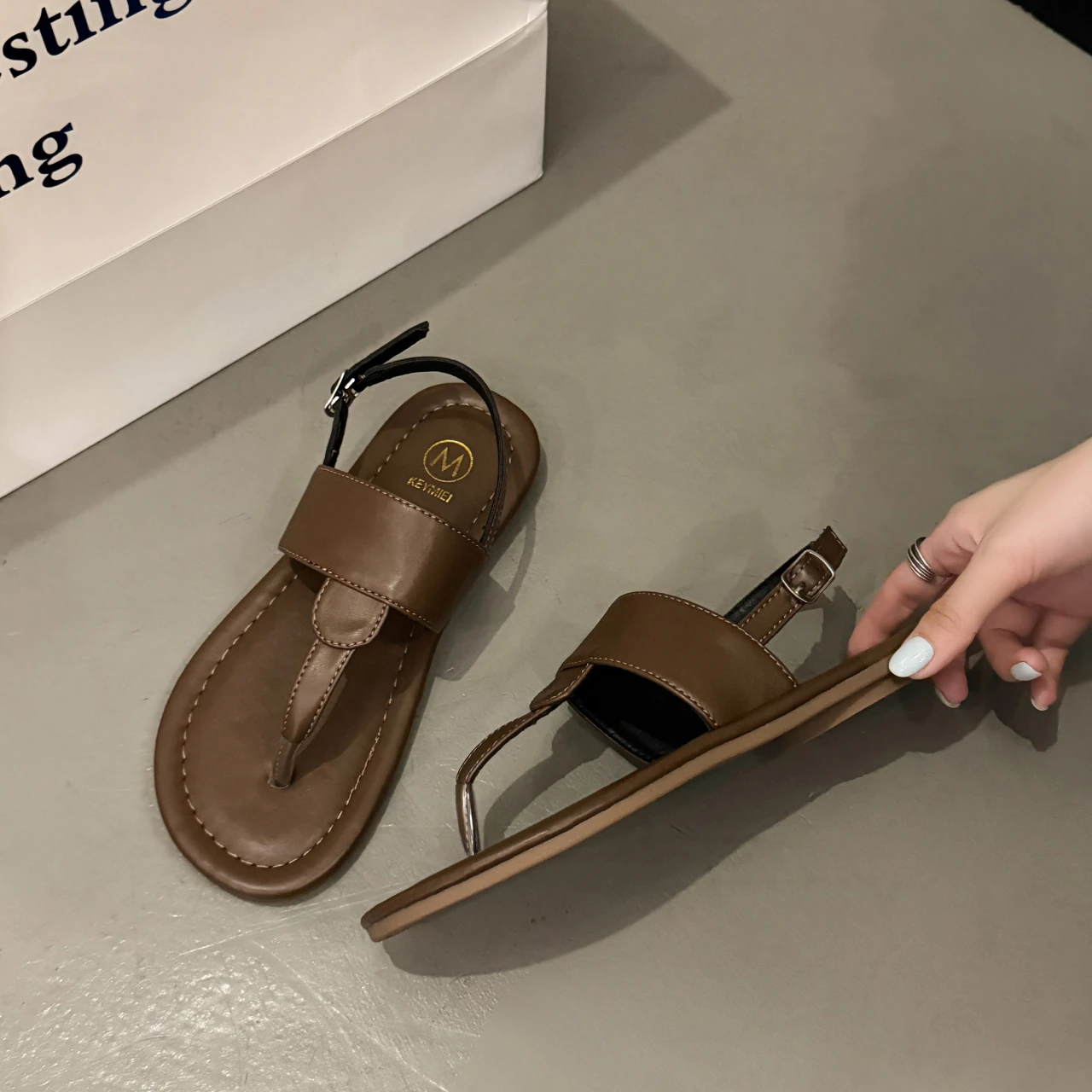 2025 صيف جديد مصمم الصنادل الجلدية للنساء بلون موضة عادية فليب يتخبط امرأة مشبك صندل بتصميم روماني حذاء امرأة