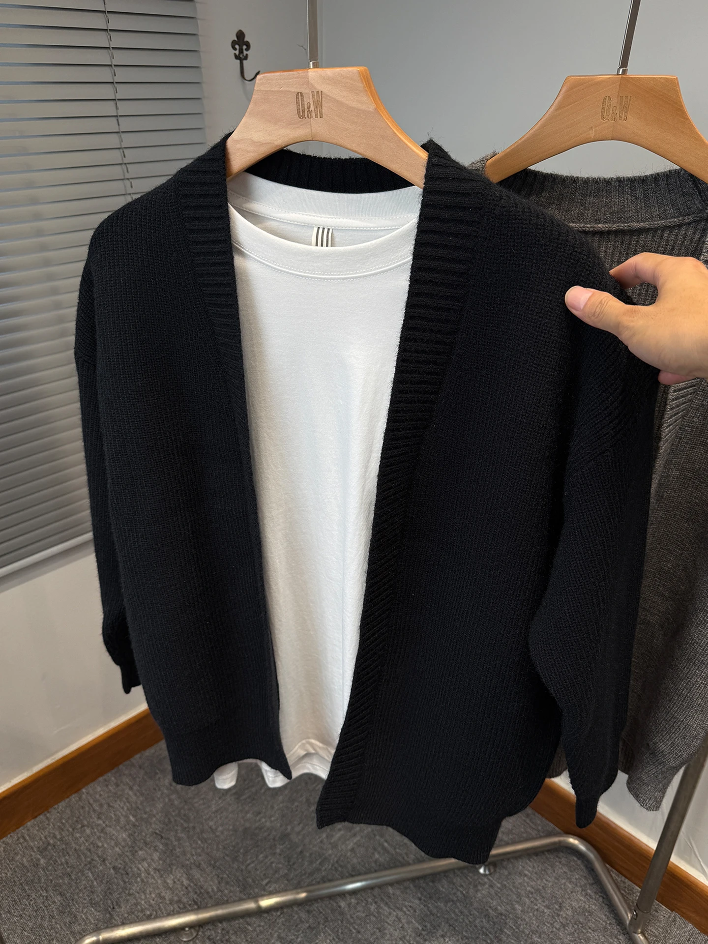 

Мужской вязаный кардиган с V-образным вырезом, толстый, повседневный стиль, однотонный, верхняя одежда в корейском стиле, с длинным рукавом, осенняя коллекция