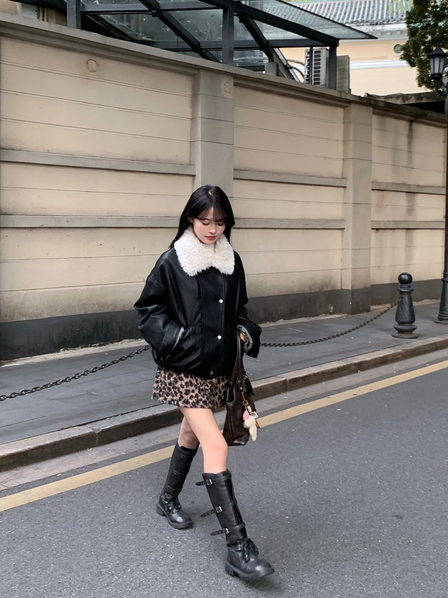 Bla fce forrado de couro quente jaet feminino inverno novo solto motocicleta sle legal versátil casaco coreano tamanho suporte