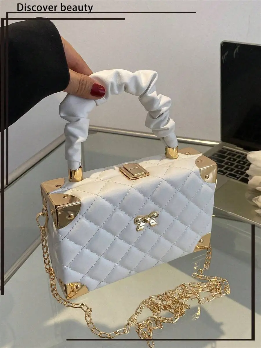 

Белая стеганая сумка-бокс из искусственной кожи с бантом, ручкой с рюшами и золотым цепочным ремешком