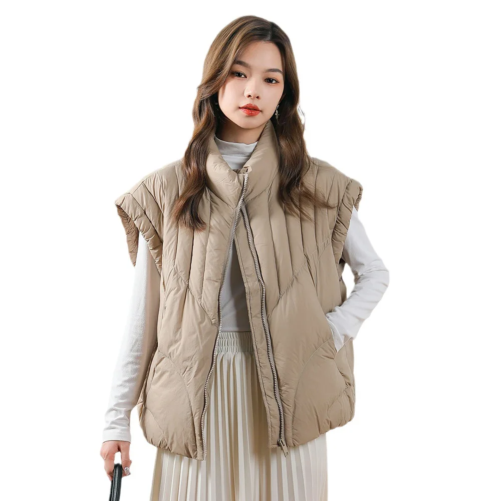 سترة مقصوصة على الطراز الكوري. مصنوعة من بطة بيضاء بنسبة 90% للدفء خفيفة الوزن وصورة ظلية حديثة ومرحلة.