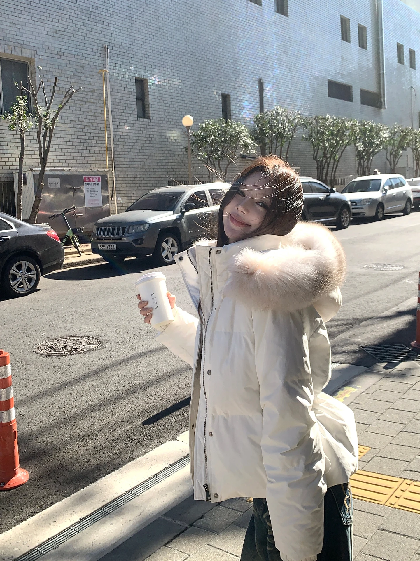 

Женское зимнее теплое пальто Titi Little Sister с большим меховым воротником, капюшоном и поясом на талии, белое.